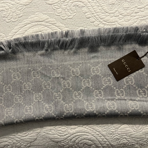 Gucci gray & beige scarf - Picture 2 of 6